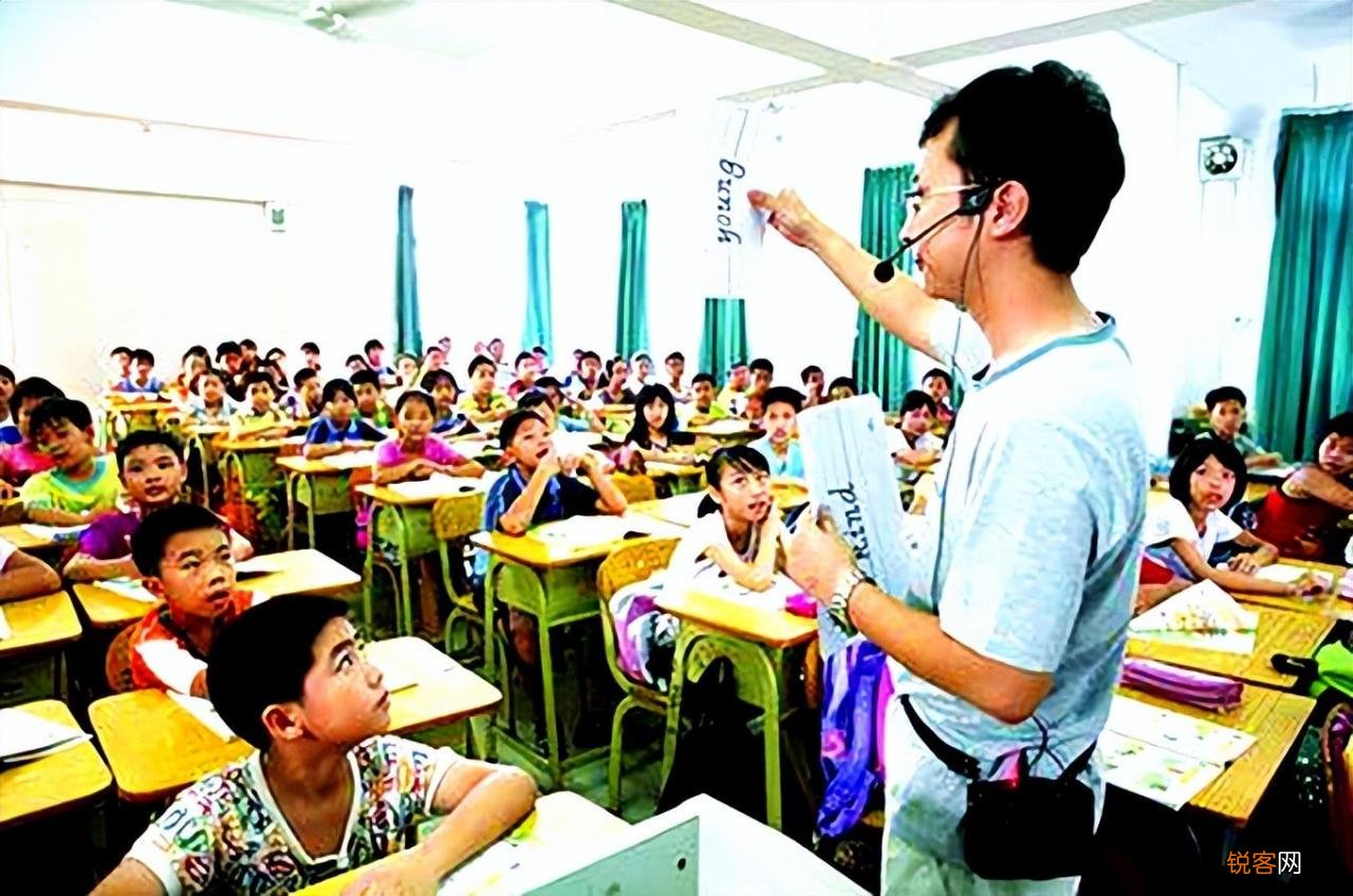 专家解读，教师给学生戴小蜜蜂的教育方式及其影响