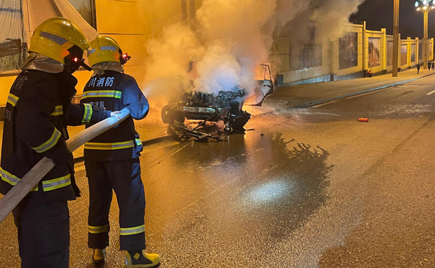 越野车爆炸起火致司机遇难，事故背后的反思