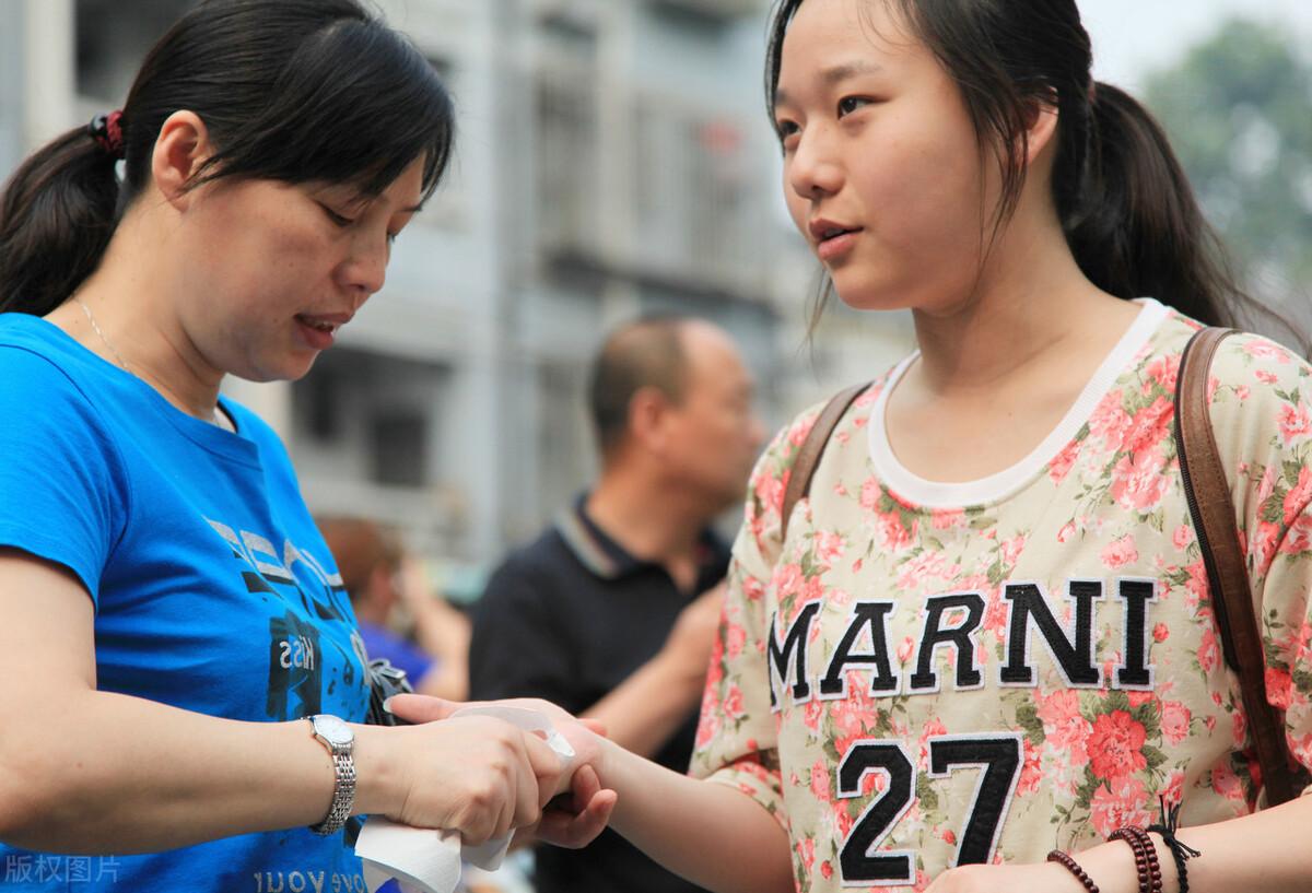 班主任禁止15岁男生晚自习上厕所背后的原因及反思探讨