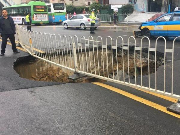 贵州某村突发地陷现象，地质奥秘与安全隐患引人关注——全村多处出现地陷坑洞