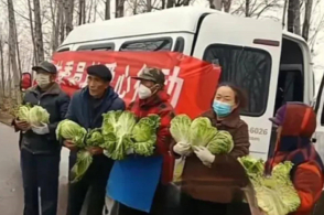 官方回应卖菜老人车中烧火取暖身亡事件，反思与启示的警示信号