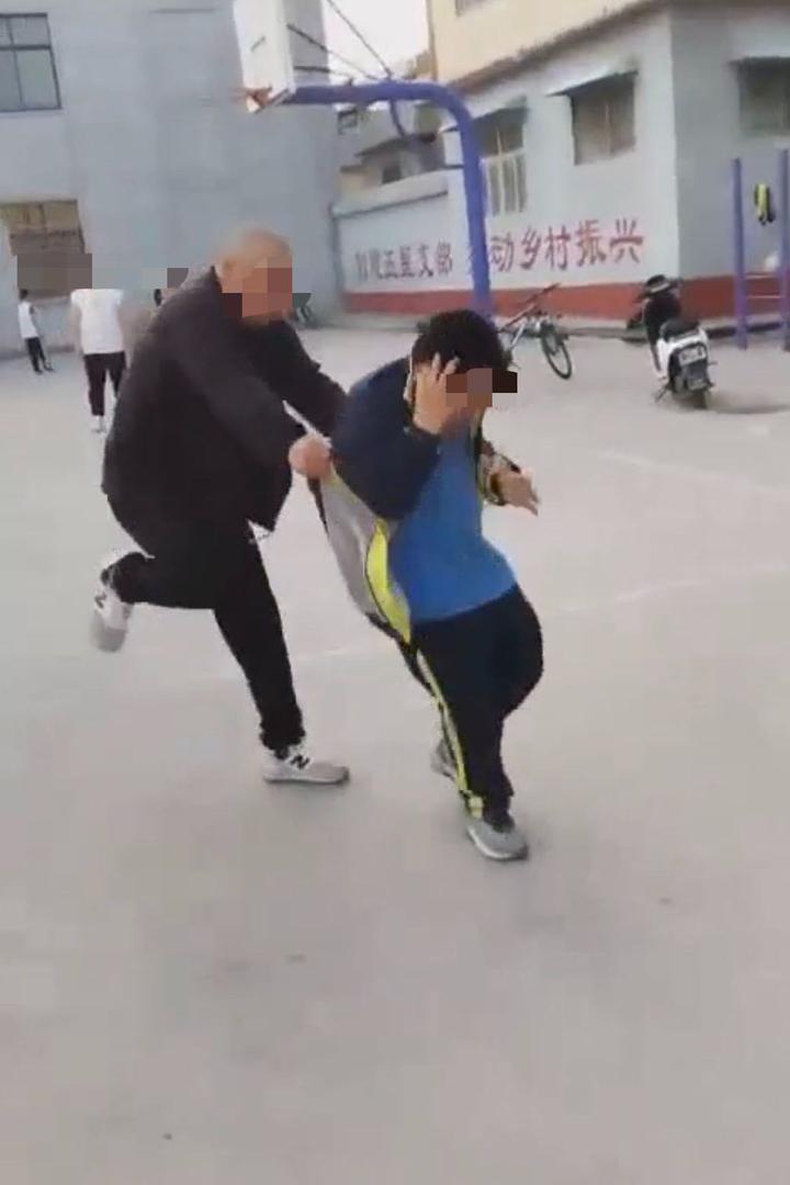 社会警钟敲响，男子寒冬裸露抱幼儿引发深思