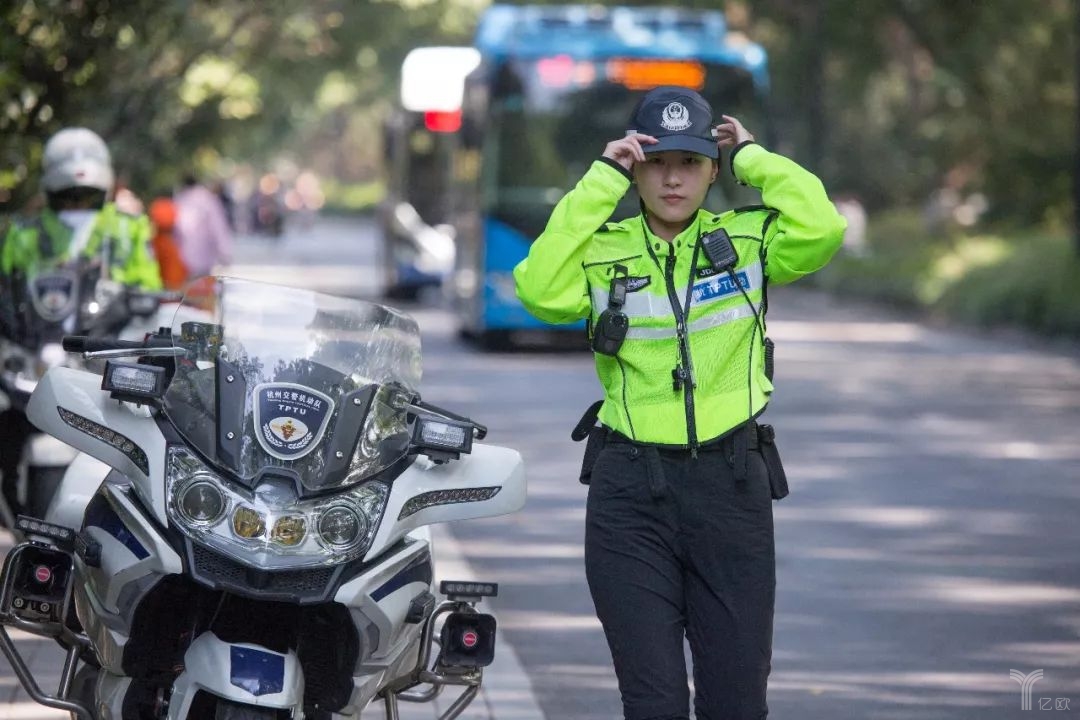 杭州美丽女骑警神似贾静雯，力量与美貌并重