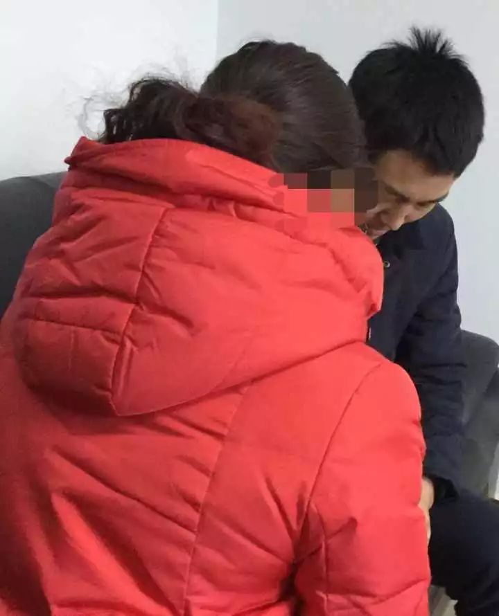 抱摔骨折女生事件引发社会反思，责任觉醒与道歉缺失的对照