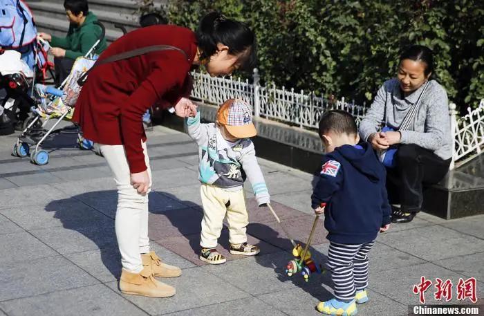 初生婴儿与父亲的神奇互动，亲子纽带的初识与回应