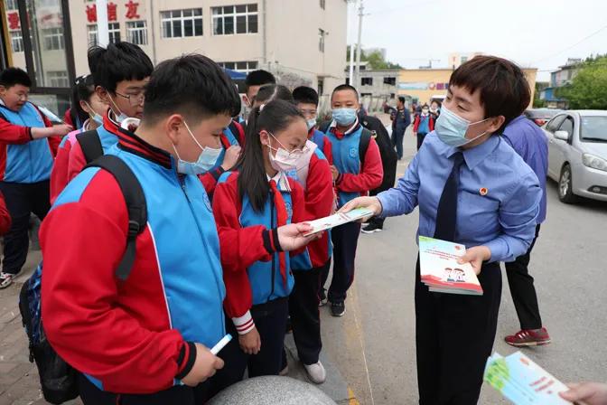 机关门口，权力与责任的交汇枢纽