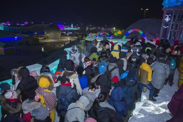 冰雪世界中的独特风景，贪吃蛇般的游客排队体验