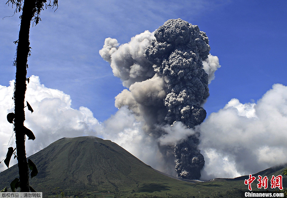 印尼伊布火山喷发，灰柱直冲云霄，喷发高度达三千米