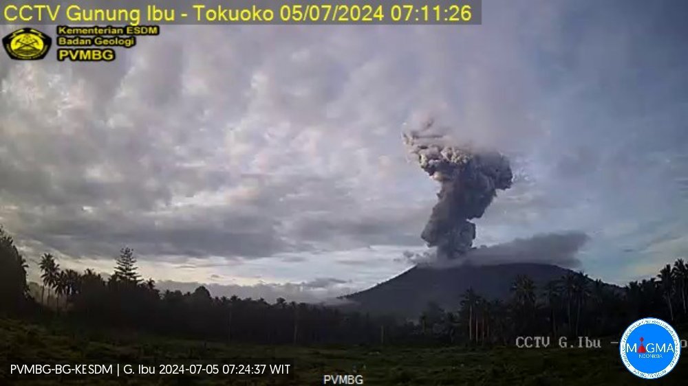 伊布火山喷发壮观景象，灰柱直冲云霄，高度达三千米