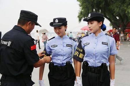 生命的脆弱与坚韧，辅警在震区发现儿女衣物跪地痛哭的感人瞬间