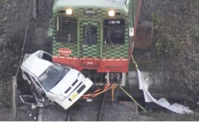 日本列车撞人事故致两人死亡，疑似中国游客受害，事故原因深度调查