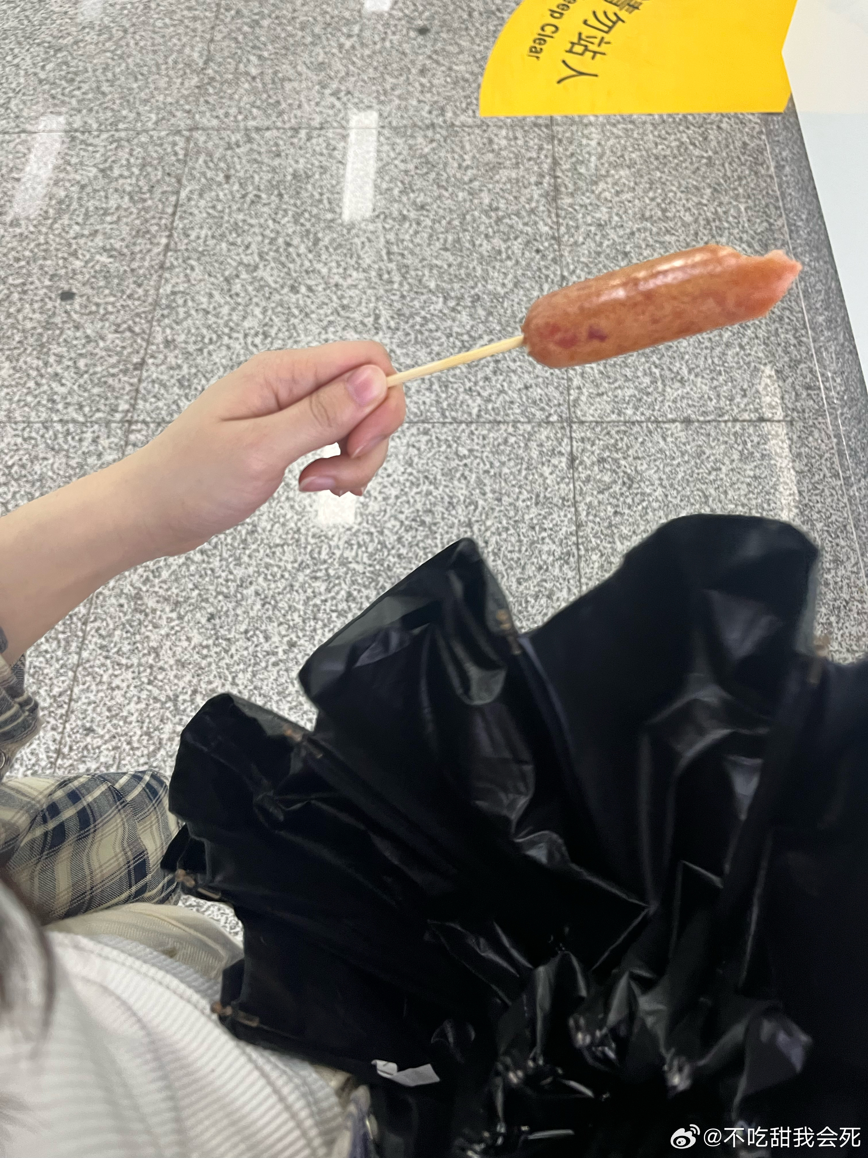 女子吃烤肠发现塑料膜隐患，食品安全问题敲响警钟