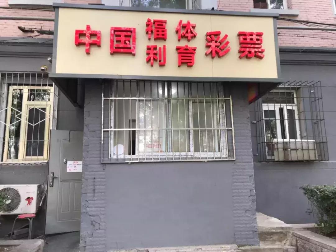 餐馆老板喜报走红，创意营销与地方美食文化的绝佳融合