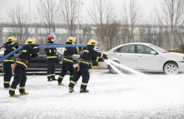 郑州罕见大暴雪考验城市应对能力，反思与行动