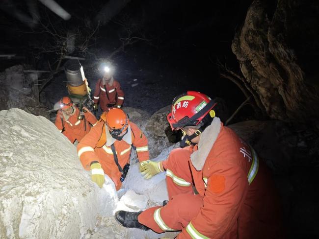 雪夜野山中的生死考验，驴友被困事件揭秘