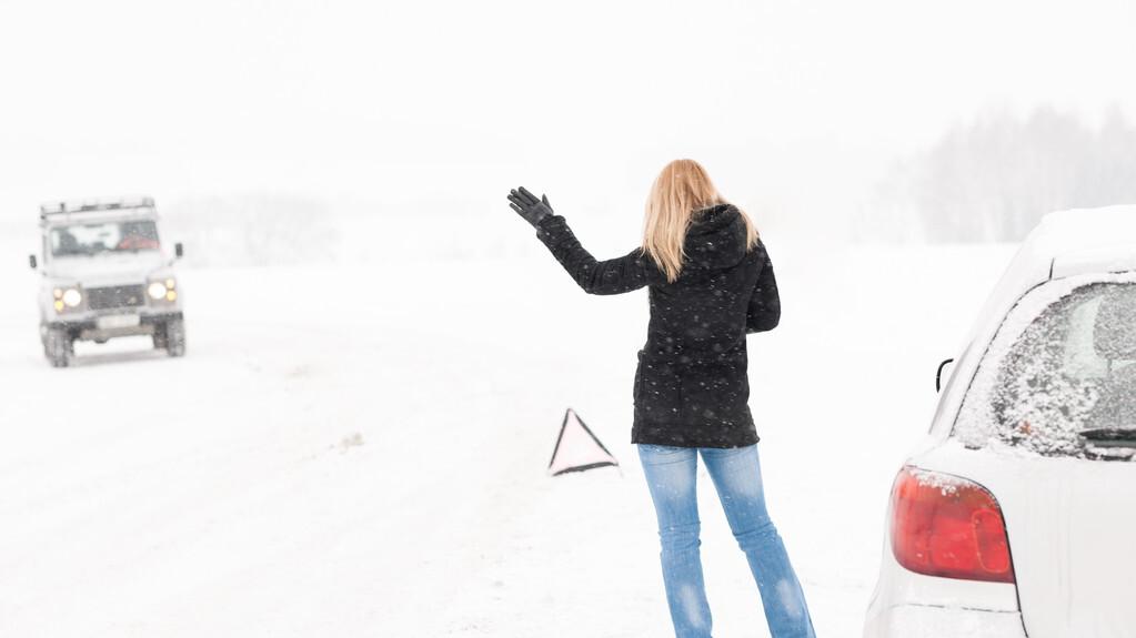 女子自驾返乡遇暴雪直播问路，挑战自然，智慧前行