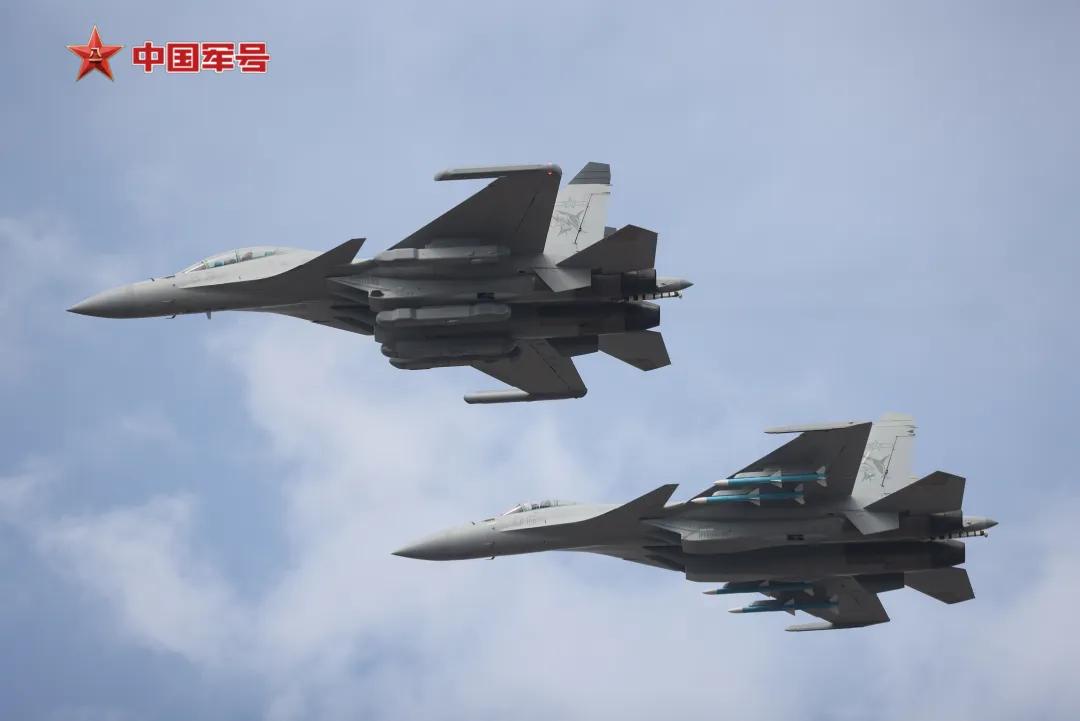 揭秘歼15T与歼15D训练画面，海军航空兵战力新篇章探索