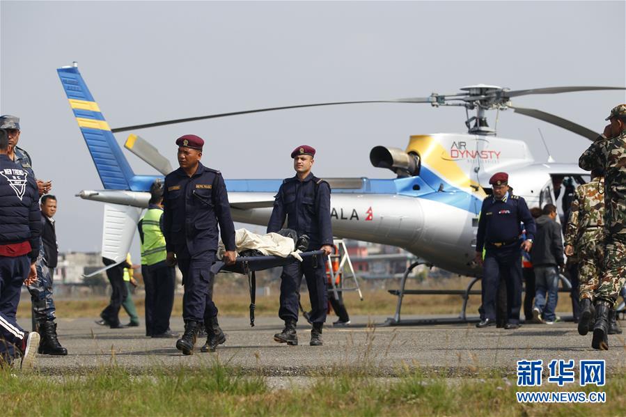 美国客机坠毁后紧急救援挑战，花样滑冰选手与教练的生死营救之路