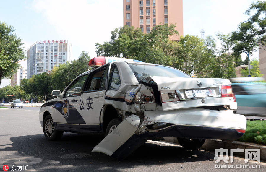 多方回应警车撞三车事件，责任追究与正义探讨