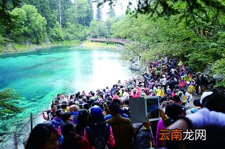 九寨沟景区推出优惠政策，四十岁以上游客享受免门票游览体验