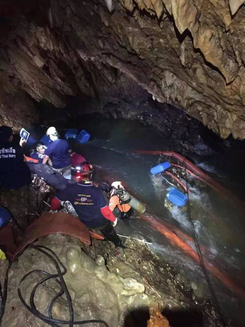 溶洞探险生死考验，潜水科考人员的未知之旅与奇迹生还